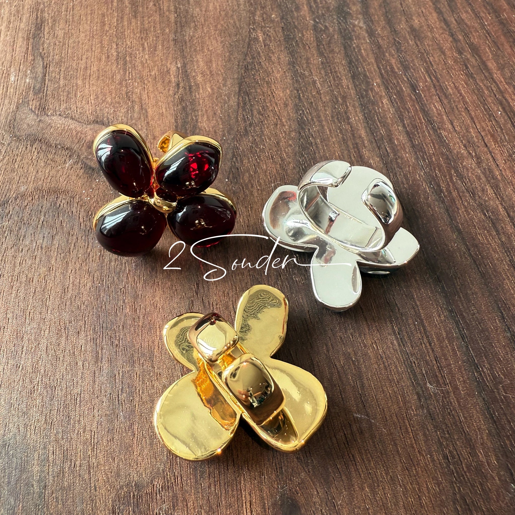 Each piece in this ring and earring set is meticulously crafted from natural mother-of-pearl, showcasing its naturally radiant luster. The large floral design is the main feature of the ring, with rich, vintage-inspired colors and unique natural textures, making each piece one-of-a-kind.