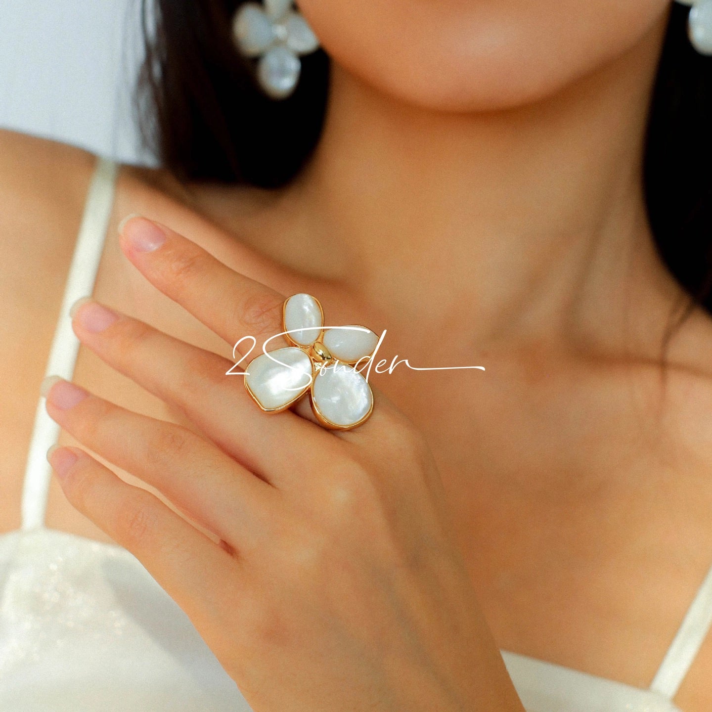 Each piece in this ring and earring set is meticulously crafted from natural mother-of-pearl, showcasing its naturally radiant luster. The large floral design is the main feature of the ring, with rich, vintage-inspired colors and unique natural textures, making each piece one-of-a-kind.