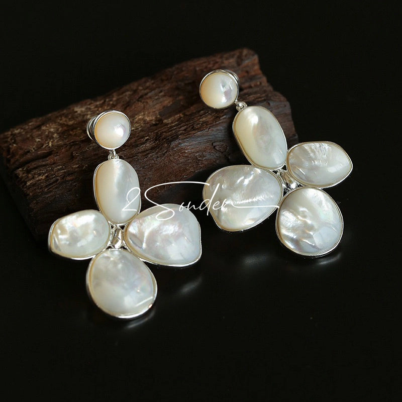 Each piece in this ring and earring set is meticulously crafted from natural mother-of-pearl, showcasing its naturally radiant luster. The large floral design is the main feature of the ring, with rich, vintage-inspired colors and unique natural textures, making each piece one-of-a-kind.