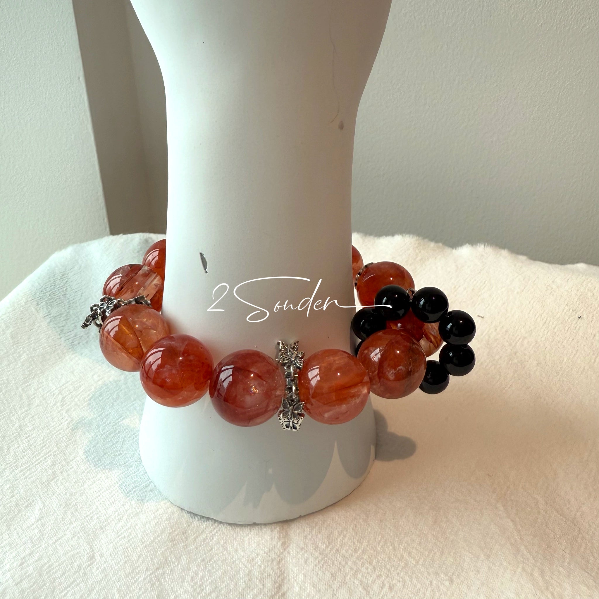 This is a original gemstone bracelet consists of Red Hematoid Quartz. In the bracelet, there is a Black Onyx loop. The bracelet is in red color, which looks very warm and vibrant.