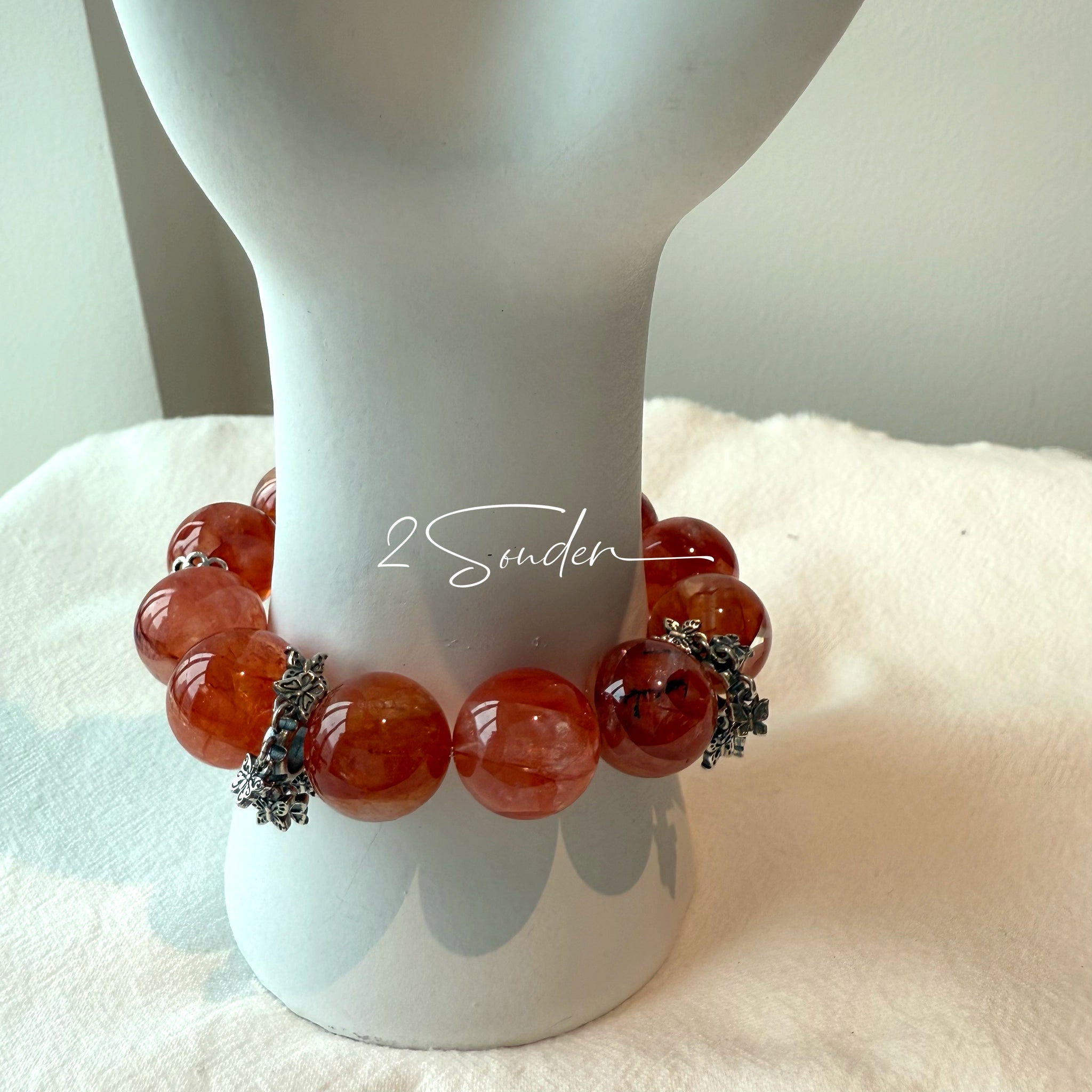 This is a original gemstone bracelet consists of Red Hematoid Quartz. In the bracelet, there is a Black Onyx loop. The bracelet is in red color, which looks very warm and vibrant.
