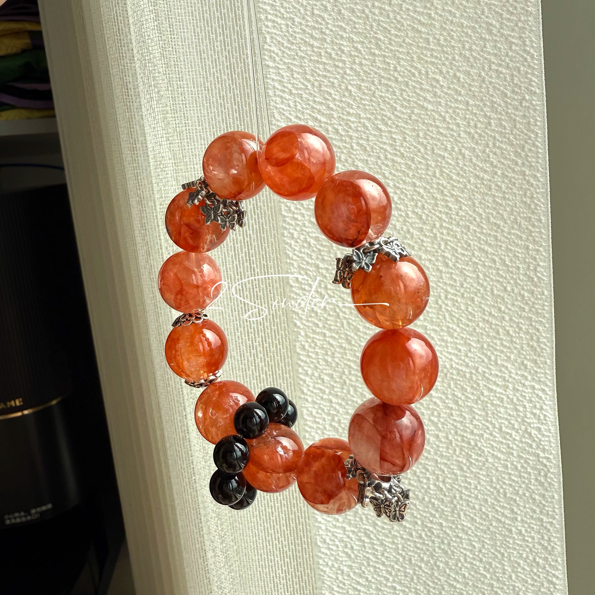 This is a original gemstone bracelet consists of Red Hematoid Quartz. In the bracelet, there is a Black Onyx loop. The bracelet is in red color, which looks very warm and vibrant.