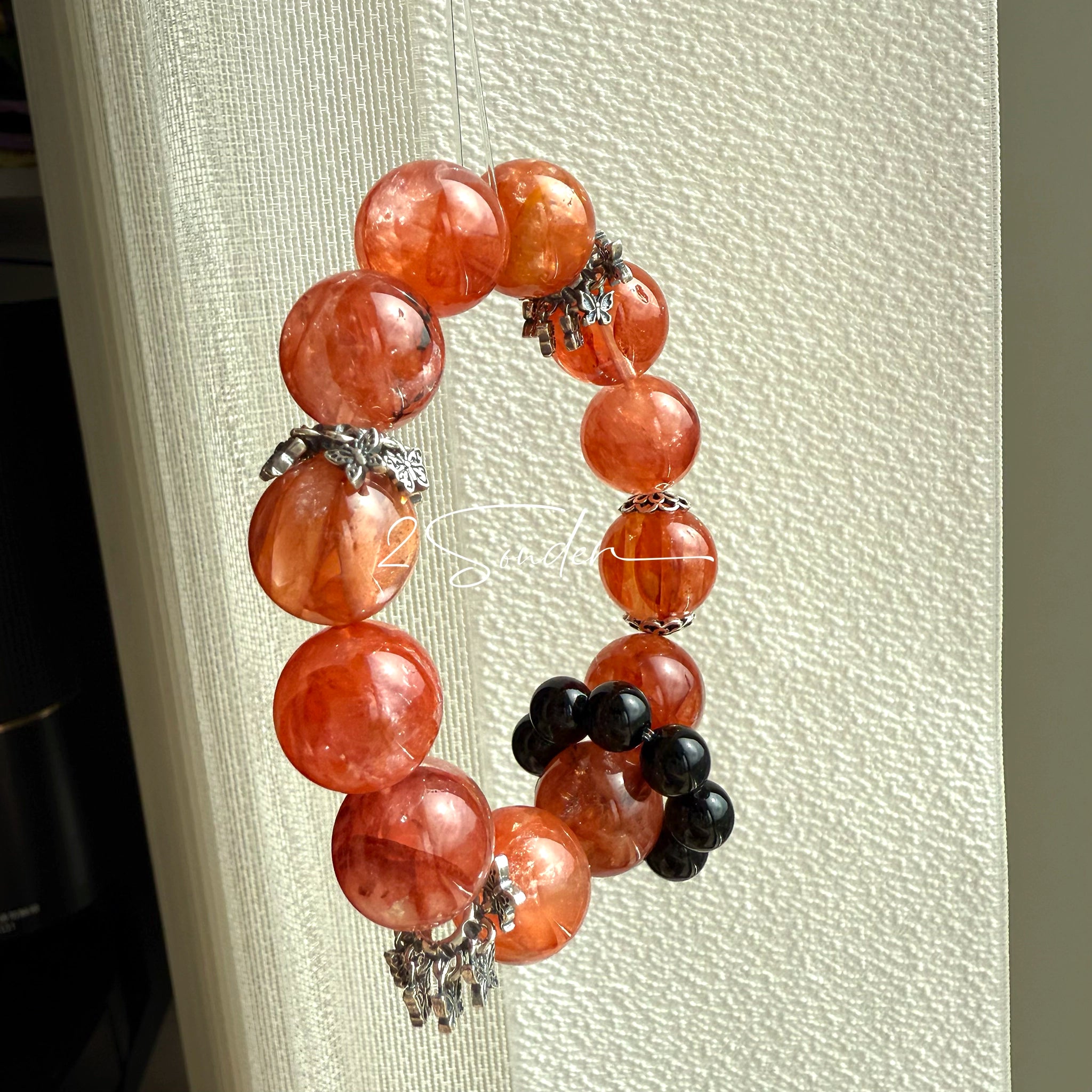 This is a original gemstone bracelet consists of Red Hematoid Quartz. In the bracelet, there is a Black Onyx loop. The bracelet is in red color, which looks very warm and vibrant.