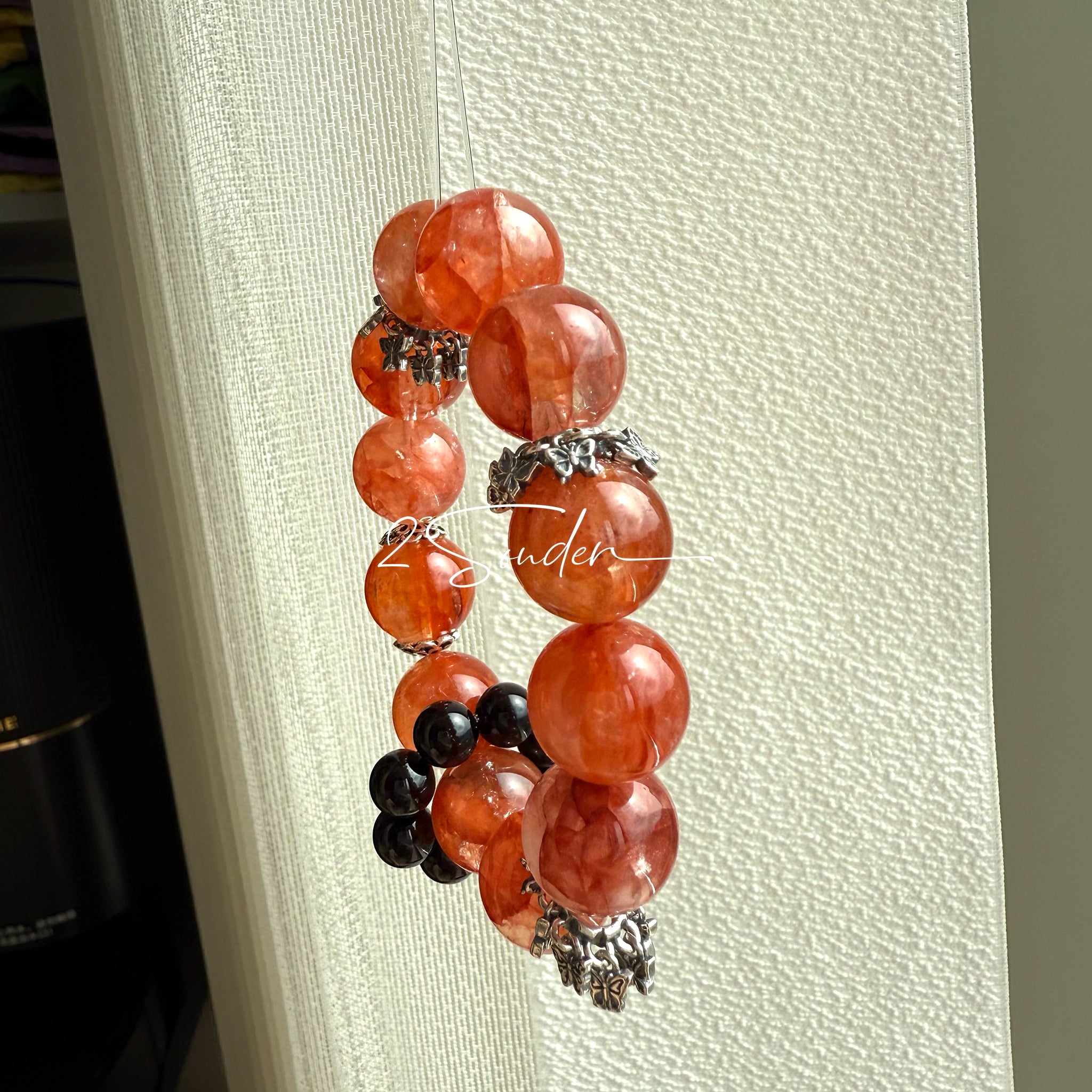 This is a original gemstone bracelet consists of Red Hematoid Quartz. In the bracelet, there is a Black Onyx loop. The bracelet is in red color, which looks very warm and vibrant.