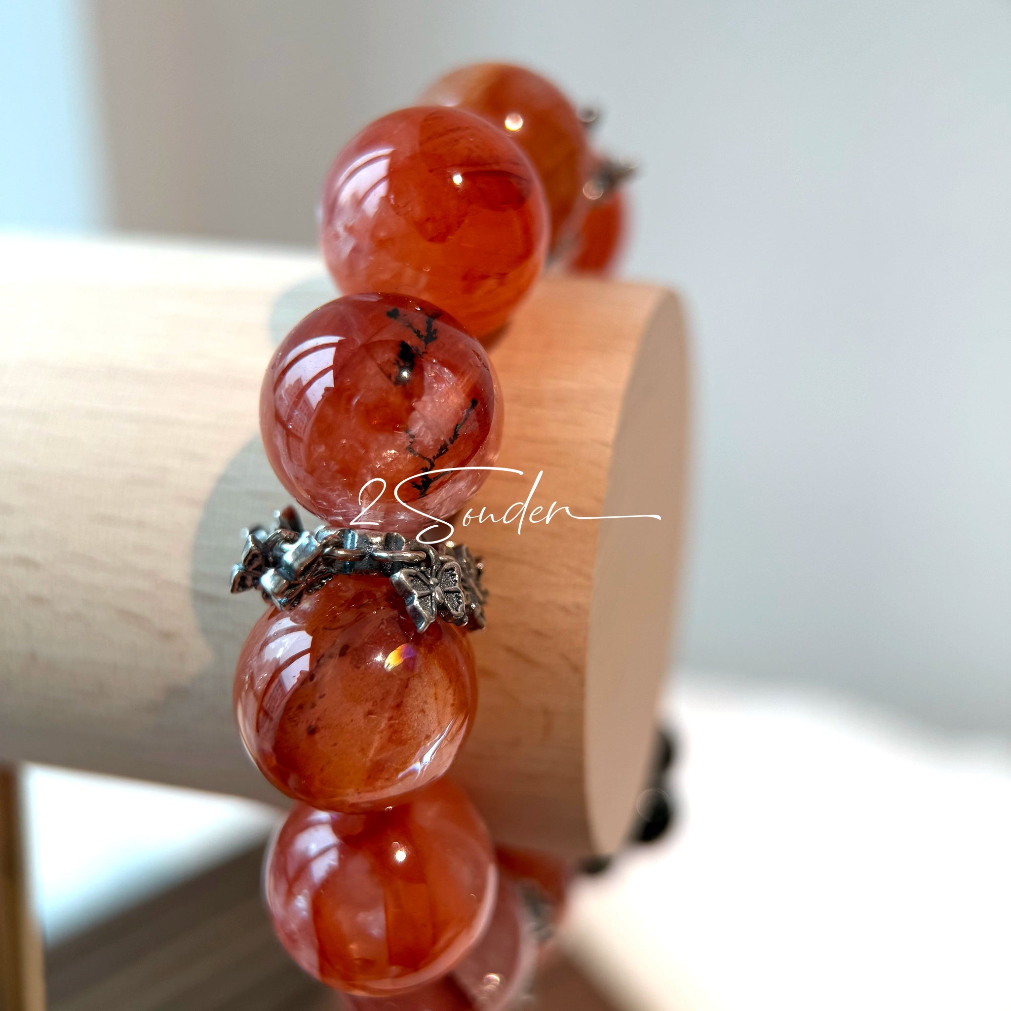 This is a original gemstone bracelet consists of Red Hematoid Quartz. In the bracelet, there is a Black Onyx loop. The bracelet is in red color, which looks very warm and vibrant.