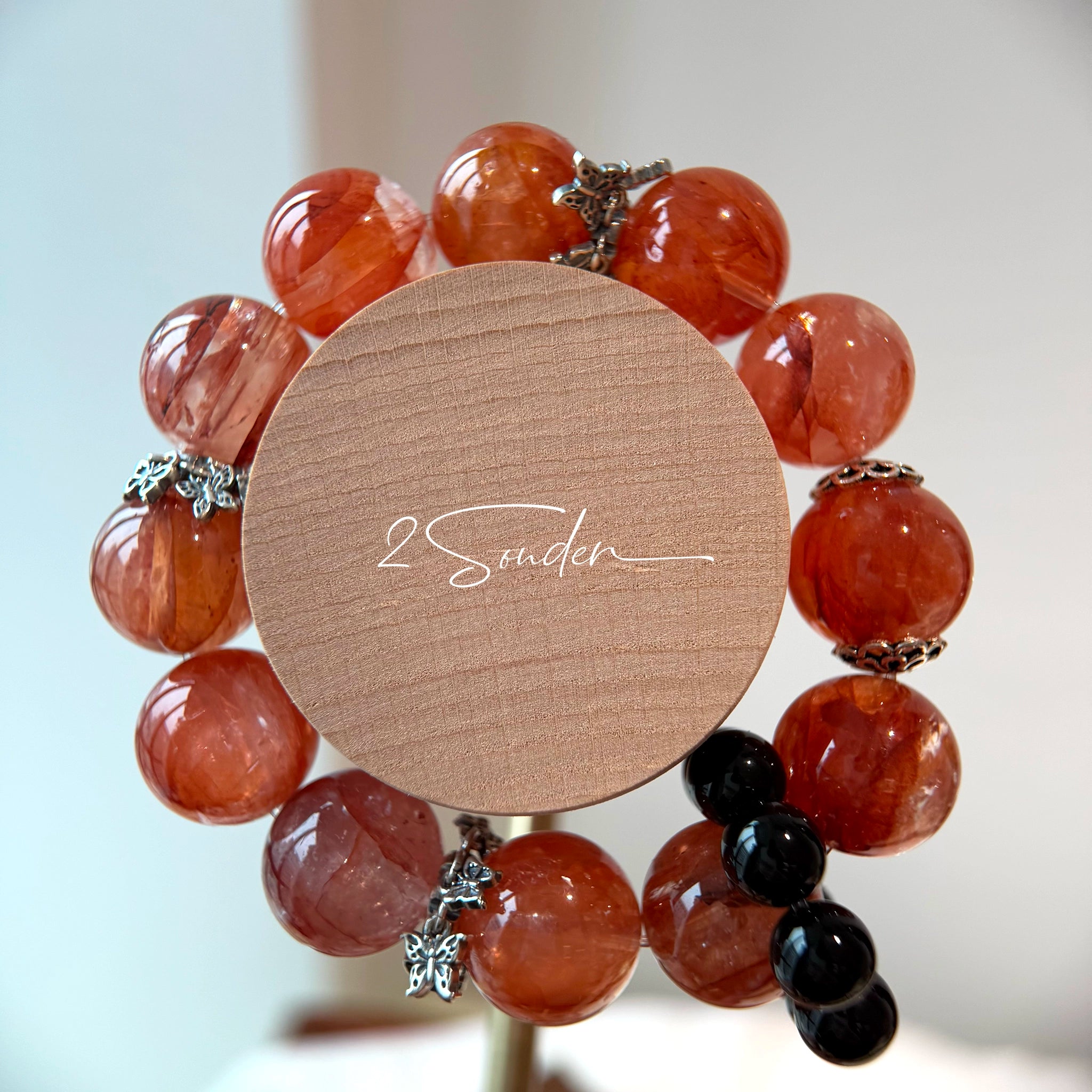This is a original gemstone bracelet consists of Red Hematoid Quartz. In the bracelet, there is a Black Onyx loop. The bracelet is in red color, which looks very warm and vibrant.