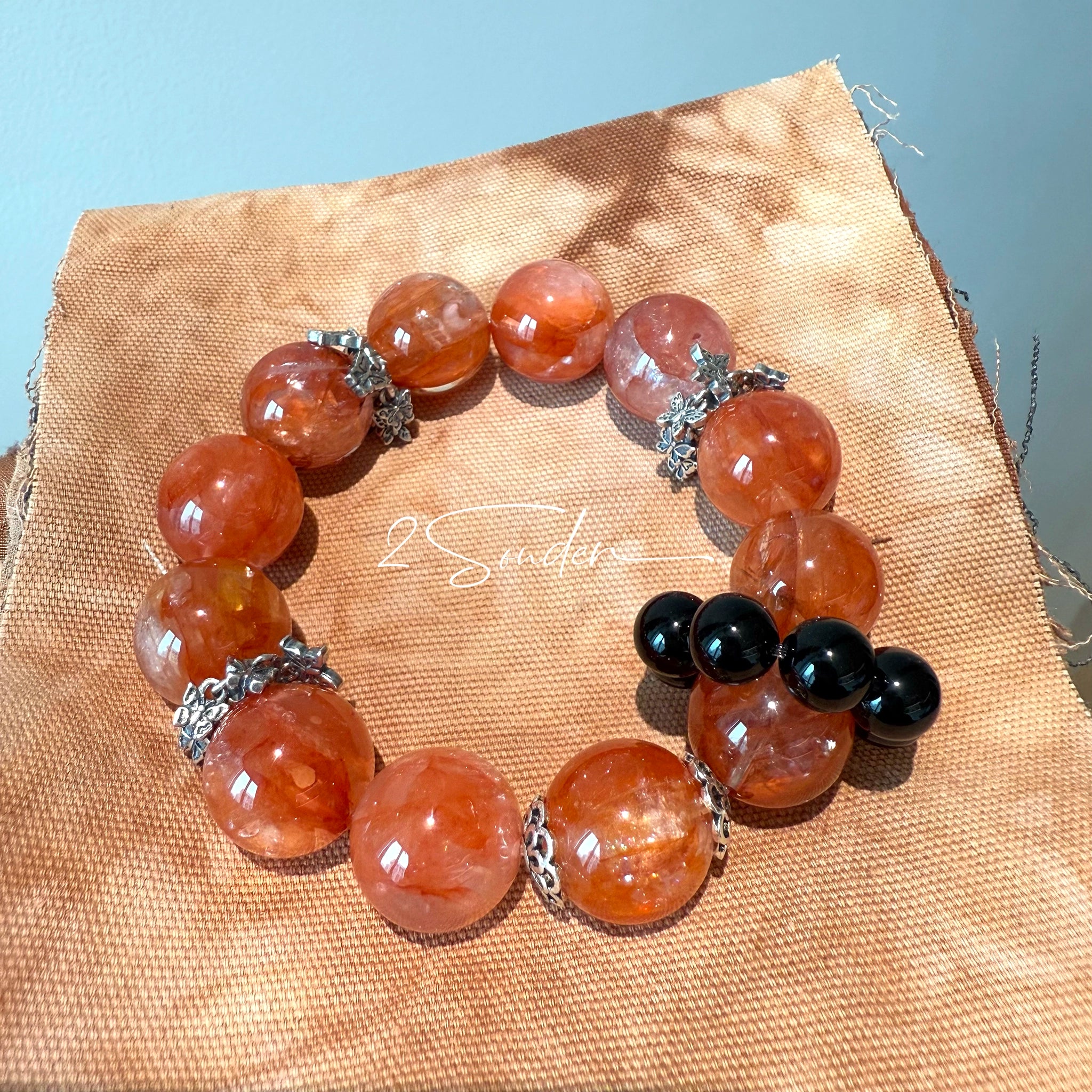 This is a original gemstone bracelet consists of Red Hematoid Quartz. In the bracelet, there is a Black Onyx loop. The bracelet is in red color, which looks very warm and vibrant.