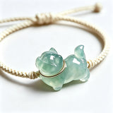 This vintage hand-woven bracelet features a lovely translucent jade-green kitten charm, paired with soft off-white braided cord. The fresh natural bamboo backdrop highlights its gentle, playful dopamine style, perfect as a delicate daily accessory. It has an adjustable knotted design for a comfortable fit on different wrist sizes.