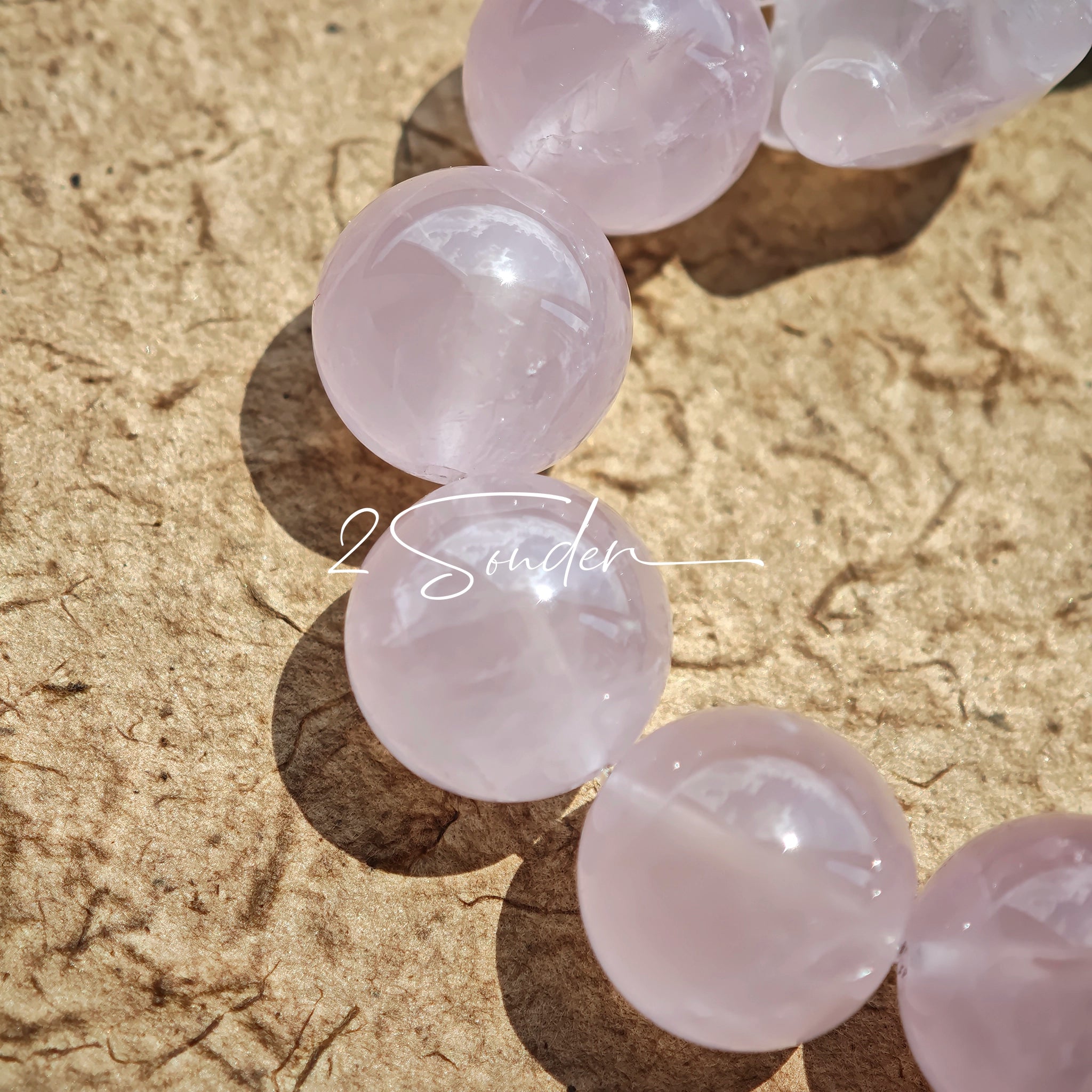 This bracelet consists of rose quartz and aquamarine. The bracelet features a bead pendant and a rhombic spacer, both of which are made of rose quartz. The bracelet is a combination of pink and blue colors.