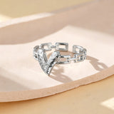 This is an adjustable open ring crafted from S925 sterling silver. It features a modern chain-link band paired with a textured heart-shaped centerpiece, boasting a "crushed ice" finish that delivers a sparkling, dimensional look. The polished silver tone lends a sleek, contemporary vibe to this versatile piece.