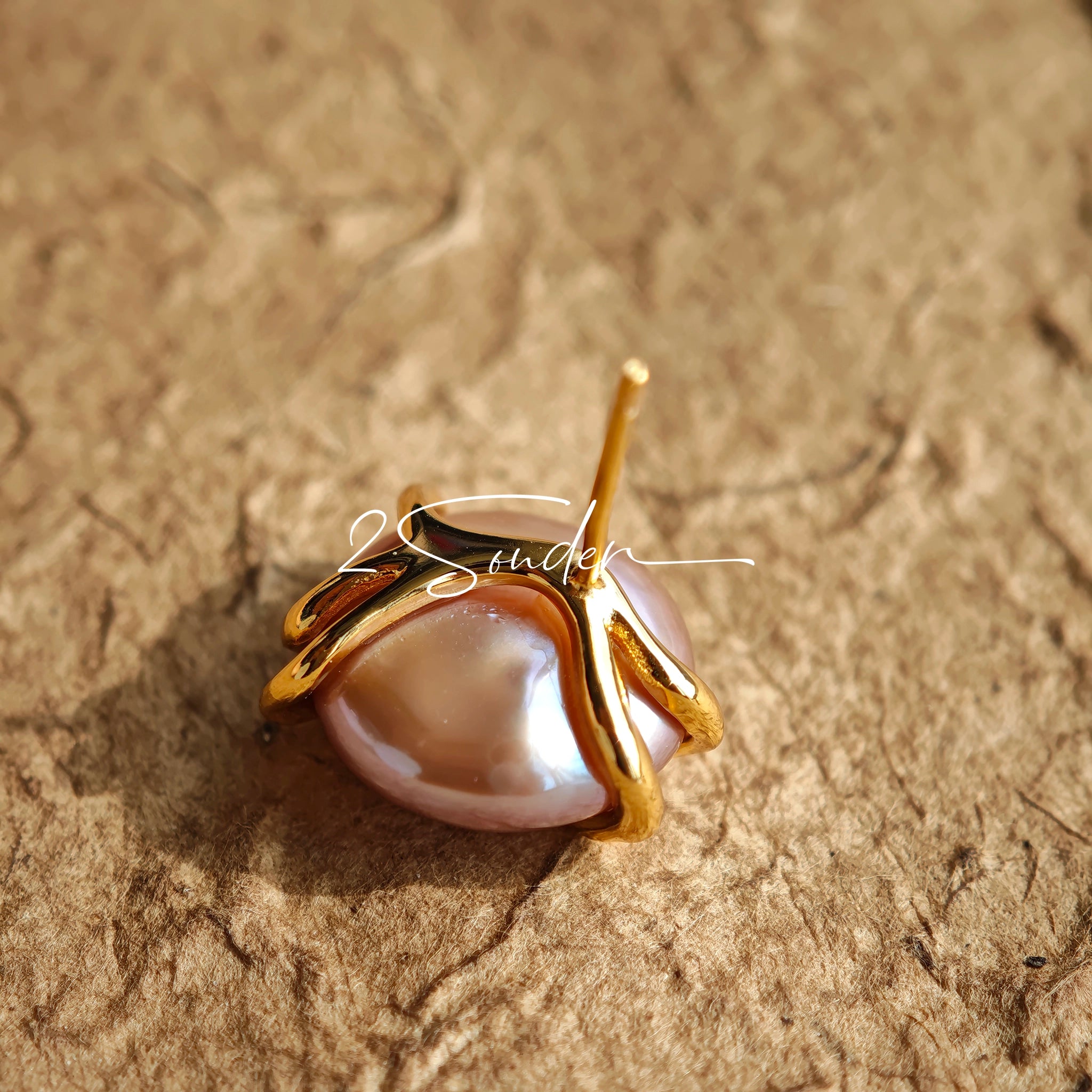 This is a paire of earrings made from s925 sterling silver and naturual grey pearl. Inspired by the warmth of a hug, the silver metal, which is like hands, gently wraps around a lustrous natural grey pearl, symbolizing love and protection.