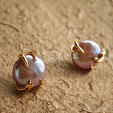 This is a paire of earrings made from s925 sterling silver and naturual grey pearl. Inspired by the warmth of a hug, the silver metal, which is like hands, gently wraps around a lustrous natural grey pearl, symbolizing love and protection.