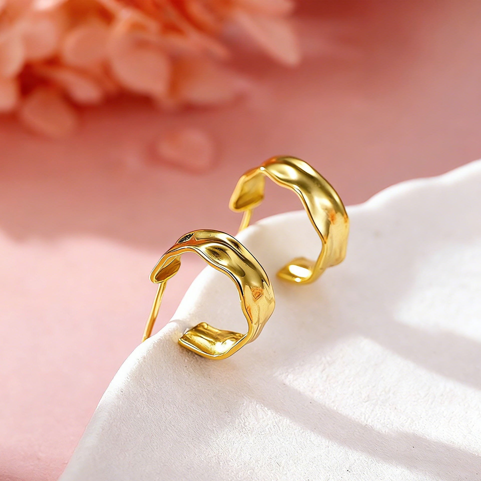 These sterling silver stud earrings are inspired by the natural, smooth folds of tin foil. Their surface texture resembles the wrinkles on tin foil, presenting a stunning sheen. The simple yet stylish design makes them versatile and practical, easily adding a touch of modern fashion to your everyday outfits.