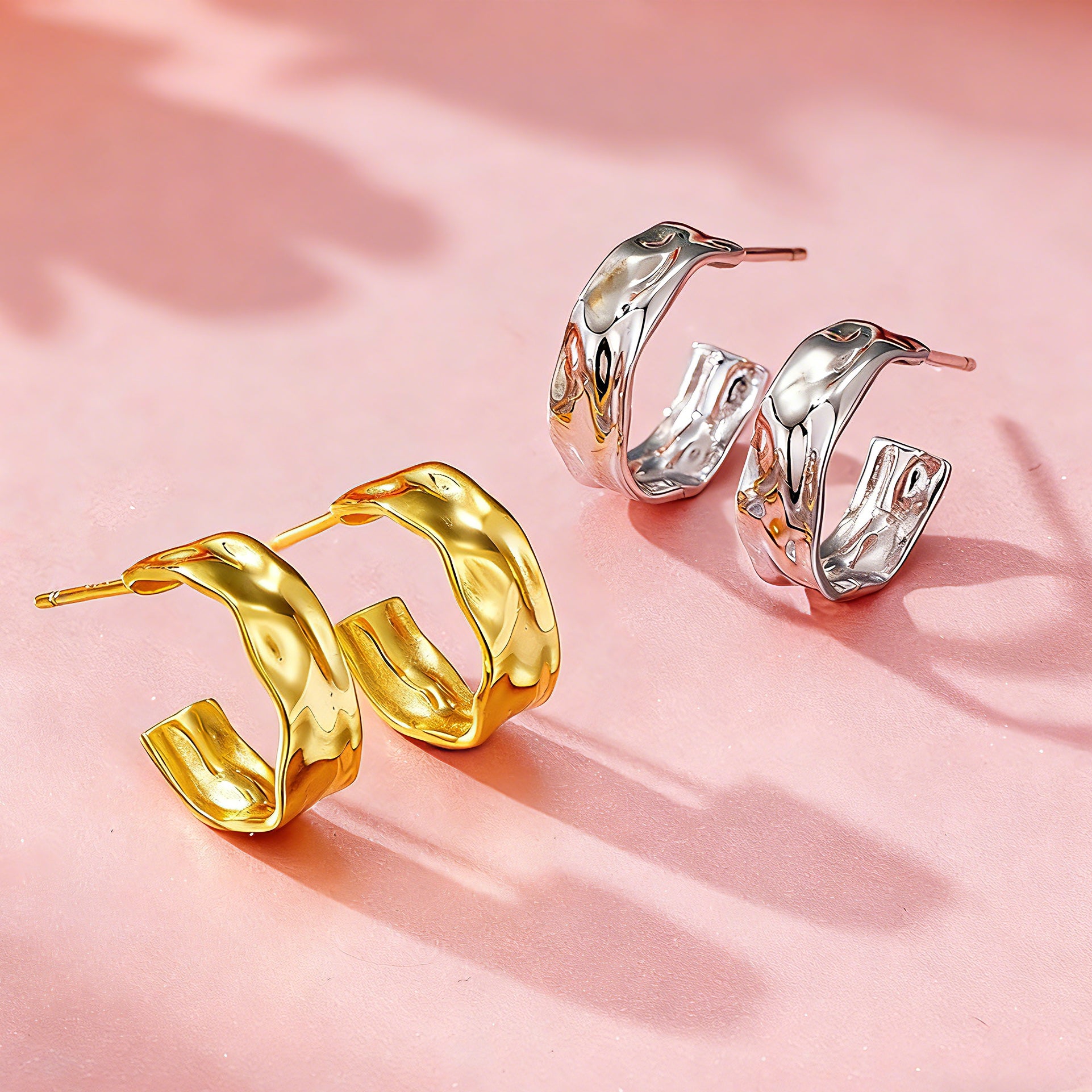 These sterling silver stud earrings are inspired by the natural, smooth folds of tin foil. Their surface texture resembles the wrinkles on tin foil, presenting a stunning sheen. The simple yet stylish design makes them versatile and practical, easily adding a touch of modern fashion to your everyday outfits.