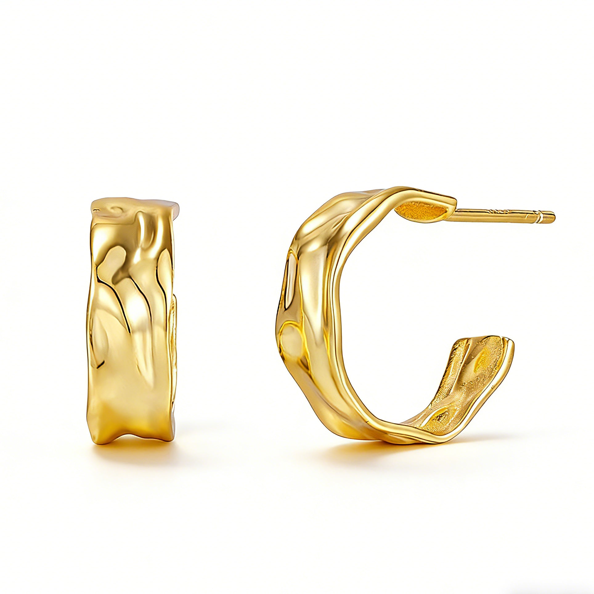 These sterling silver stud earrings are inspired by the natural, smooth folds of tin foil. Their surface texture resembles the wrinkles on tin foil, presenting a stunning sheen. The simple yet stylish design makes them versatile and practical, easily adding a touch of modern fashion to your everyday outfits.