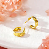 These sterling silver stud earrings are inspired by the natural, smooth folds of tin foil. Their surface texture resembles the wrinkles on tin foil, presenting a stunning sheen. The simple yet stylish design makes them versatile and practical, easily adding a touch of modern fashion to your everyday outfits.