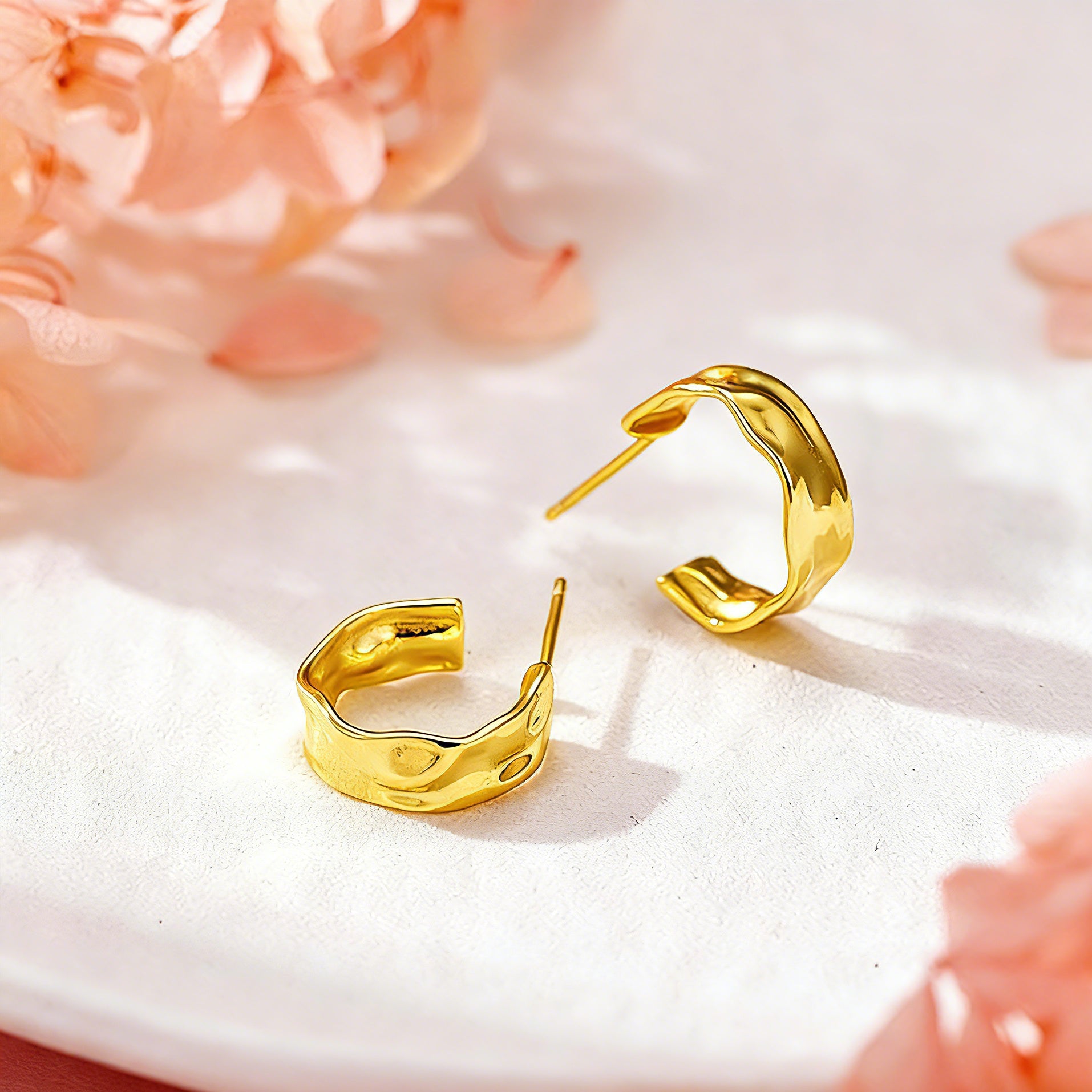 These sterling silver stud earrings are inspired by the natural, smooth folds of tin foil. Their surface texture resembles the wrinkles on tin foil, presenting a stunning sheen. The simple yet stylish design makes them versatile and practical, easily adding a touch of modern fashion to your everyday outfits.