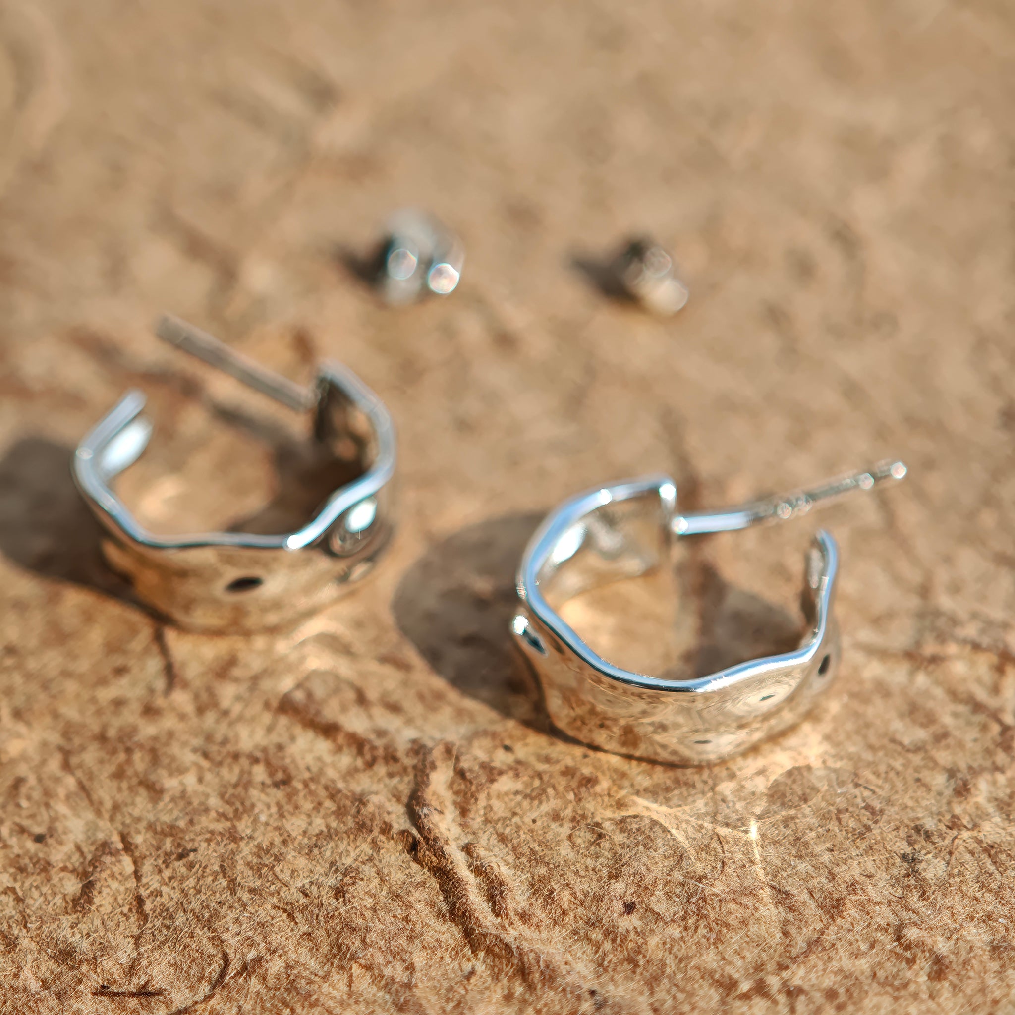 These sterling silver stud earrings are inspired by the natural, smooth folds of tin foil. Their surface texture resembles the wrinkles on tin foil, presenting a stunning sheen. The simple yet stylish design makes them versatile and practical, easily adding a touch of modern fashion to your everyday outfits.