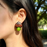 Crafted with dark wood heart‑shaped pieces paired with vivid green grape‑tone stone beads. This stud earring blends retro natural texture and fresh color contrast. It delivers a unique boho‑charm look for daily wear.