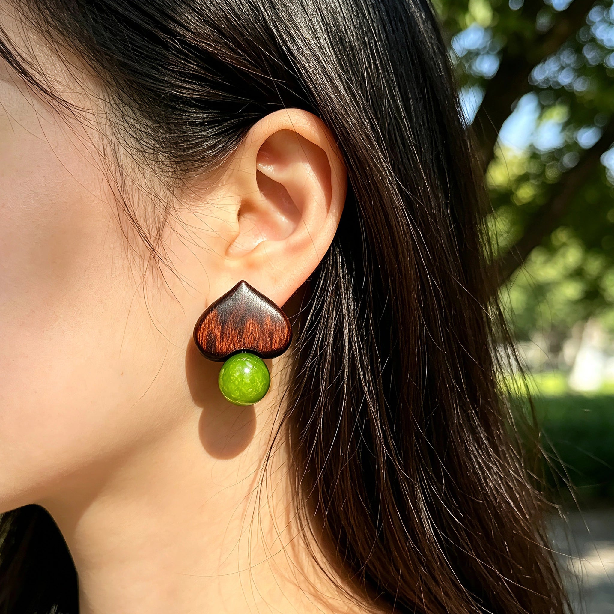 Crafted with dark wood heart‑shaped pieces paired with vivid green grape‑tone stone beads. This stud earring blends retro natural texture and fresh color contrast. It delivers a unique boho‑charm look for daily wear.