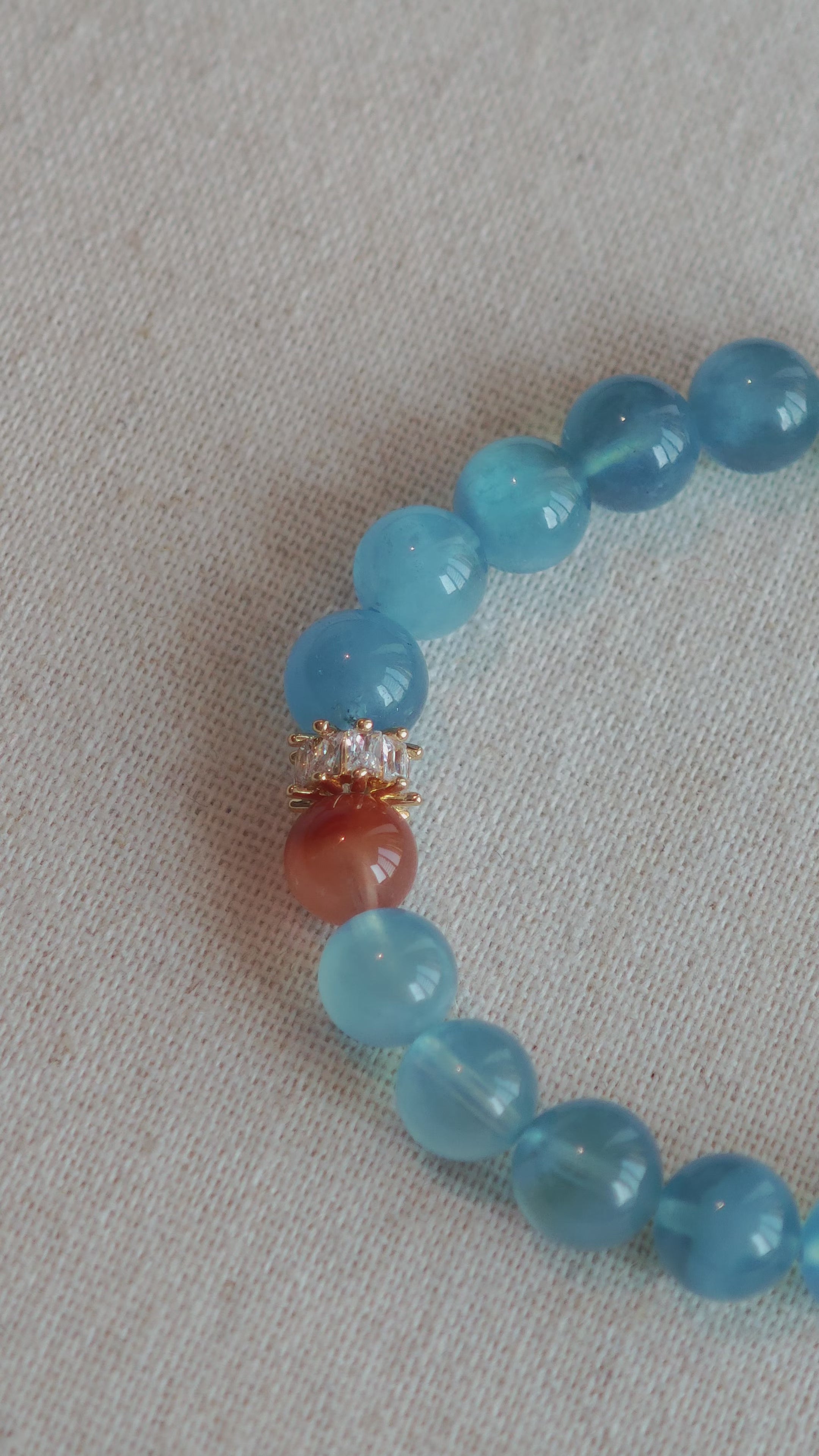 This is a gemstone bracelet that consists of 19pcs of 7-8mm aquamarine beads and 1pcs of red rutilated quartz. There are also 2 silver spacer beads in the bracelet. The main color of the bracelet is sky blue. The entire bracelet is translucent and beautiful.