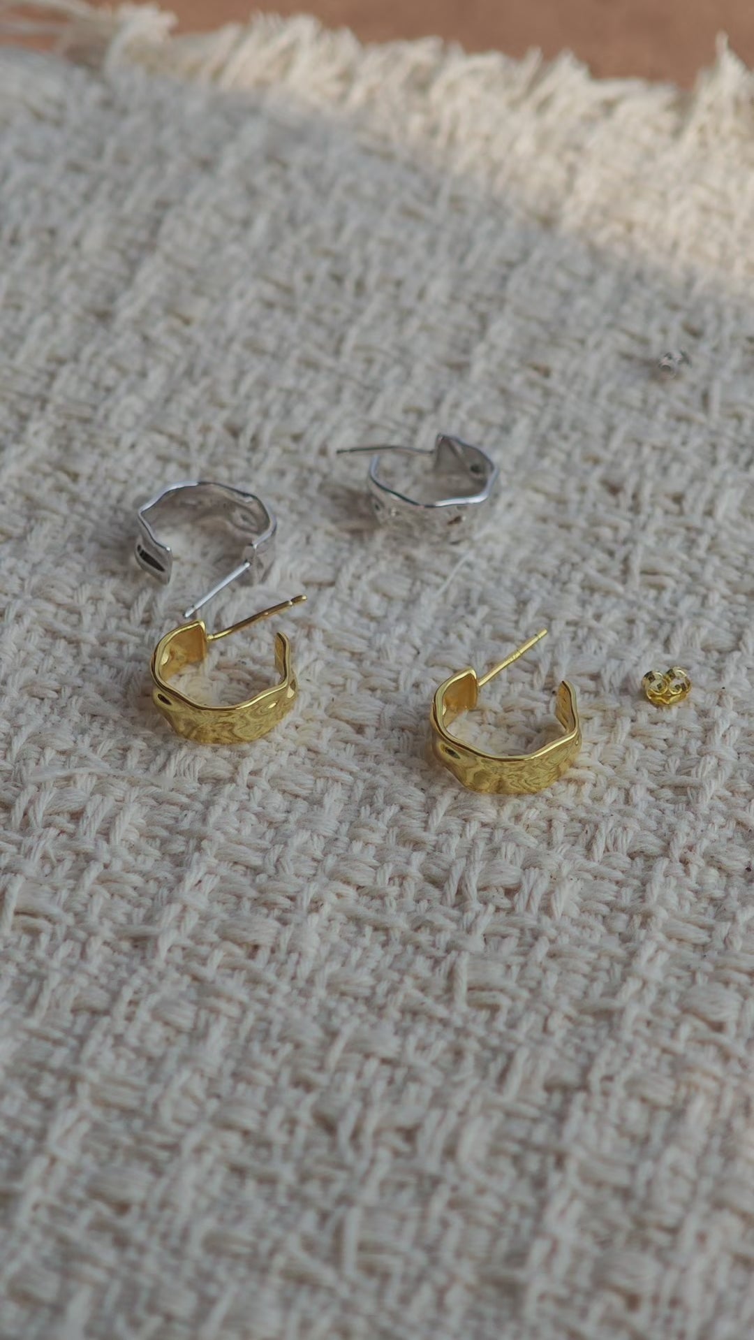 These sterling silver stud earrings are inspired by the natural, smooth folds of tin foil. Their surface texture resembles the wrinkles on tin foil, presenting a stunning sheen. The simple yet stylish design makes them versatile and practical, easily adding a touch of modern fashion to your everyday outfits.