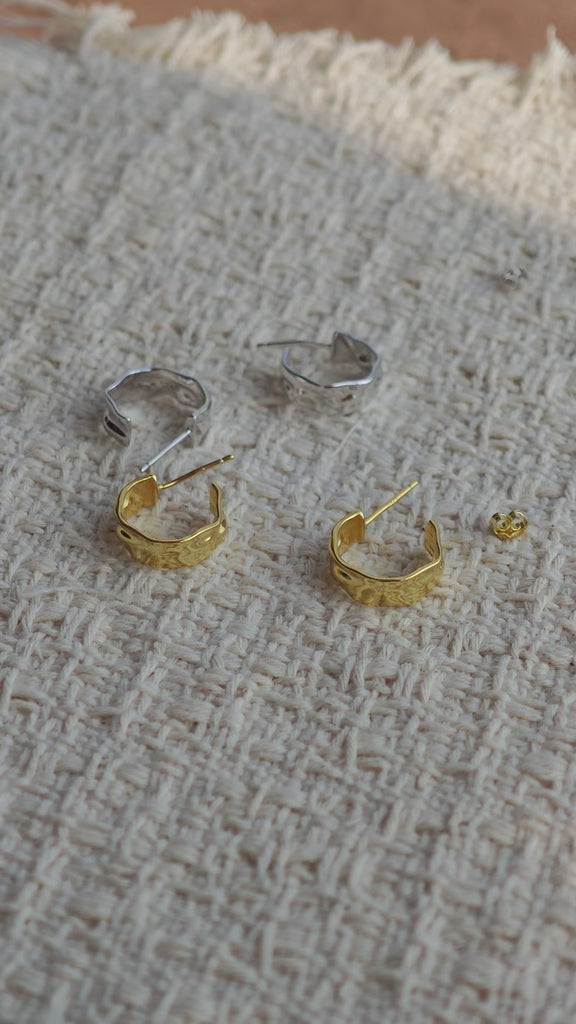 These sterling silver stud earrings are inspired by the natural, smooth folds of tin foil. Their surface texture resembles the wrinkles on tin foil, presenting a stunning sheen. The simple yet stylish design makes them versatile and practical, easily adding a touch of modern fashion to your everyday outfits.