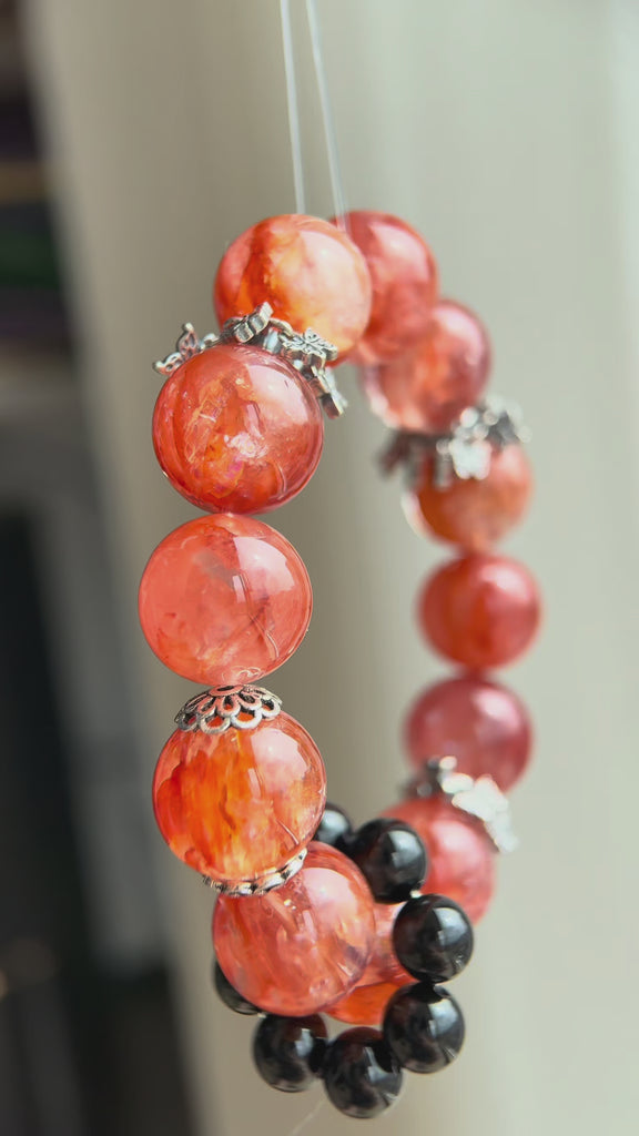 This is a original gemstone bracelet consists of Red Hematoid Quartz. In the bracelet, there is a Black Onyx loop. The bracelet is in red color, which looks very warm and vibrant.