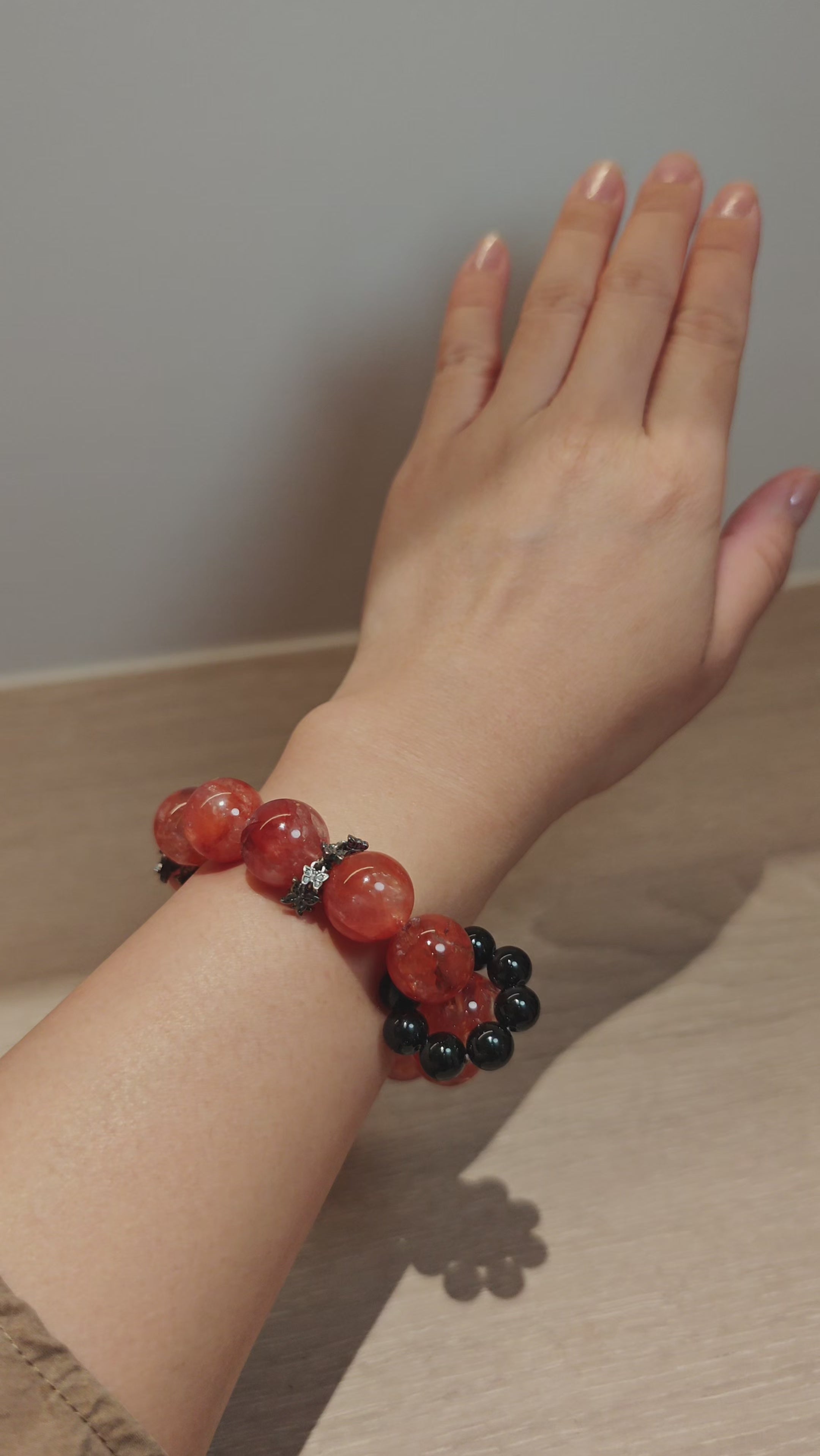 This is a original gemstone bracelet consists of Red Hematoid Quartz. In the bracelet, there is a Black Onyx loop. The bracelet is in red color, which looks very warm and vibrant.